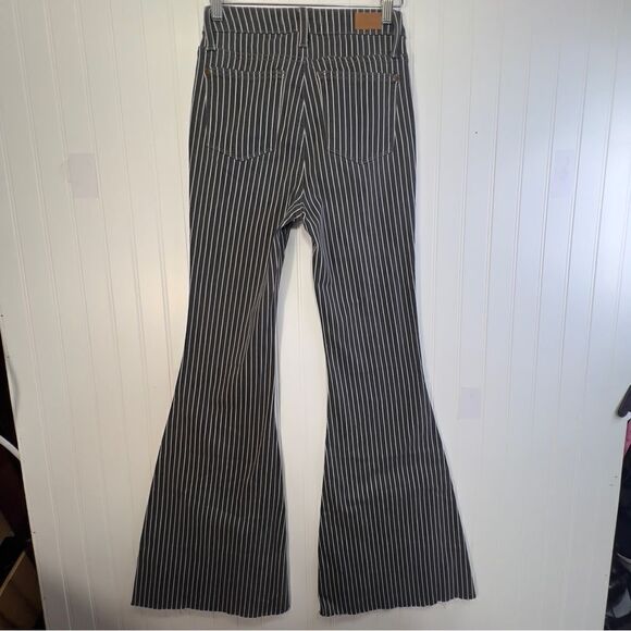 Judy Blue® Ultra High Rise Super Flare Jean 25 - Picture 3 of 16